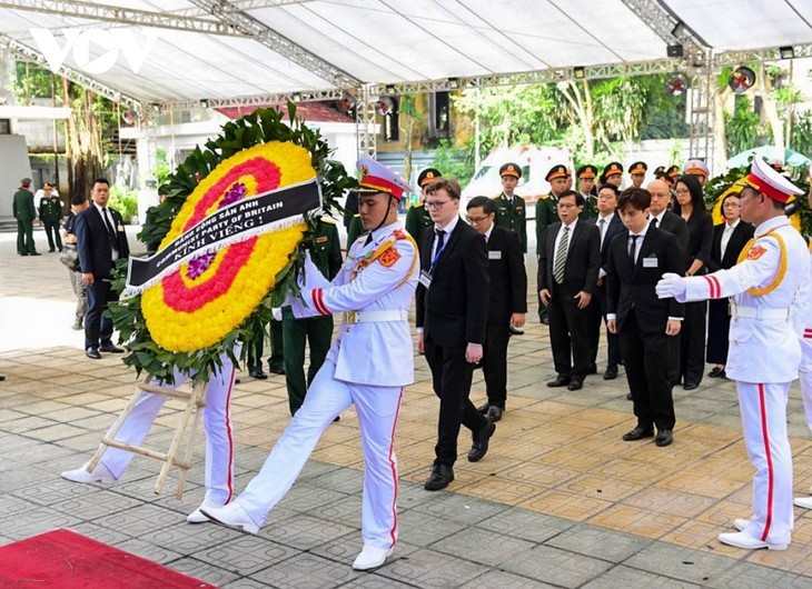 Foreign delegations, Vietnamese people pay respects to Party leader Nguyen Phu Trong - ảnh 4