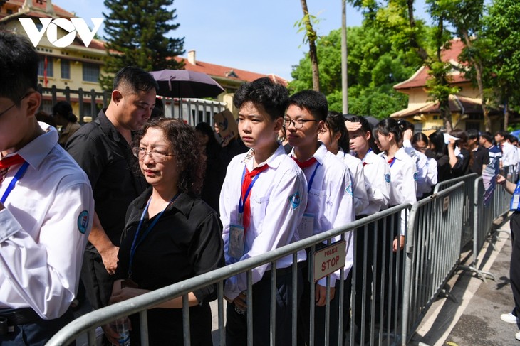 Foreign delegations, Vietnamese people pay respects to Party leader Nguyen Phu Trong - ảnh 2