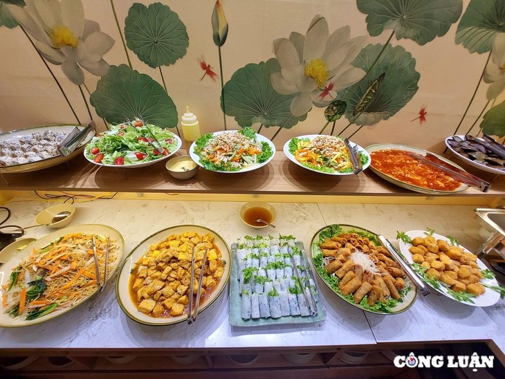 Vegetarian eateries come alive during Vu Lan season - ảnh 1