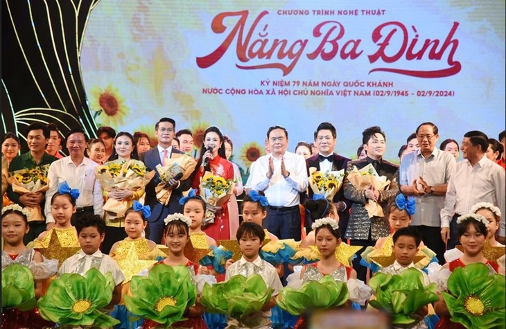 NA Chairman attends art programme in celebration of National Day - ảnh 1