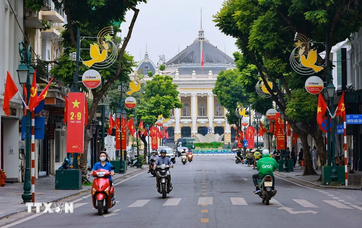 Tourist numbers surge during National Day holiday - ảnh 1