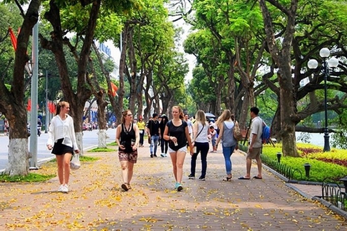 Tourist numbers surge during National Day holiday - ảnh 2