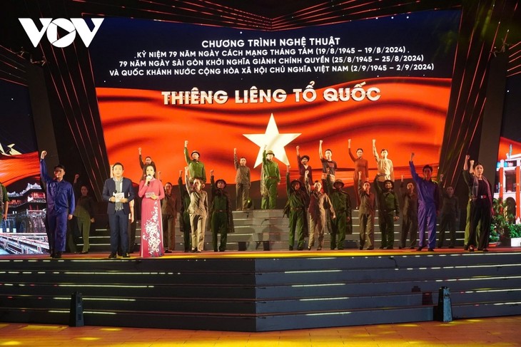 Art program celebrating Vietnam's National Day held in HCM City - ảnh 2