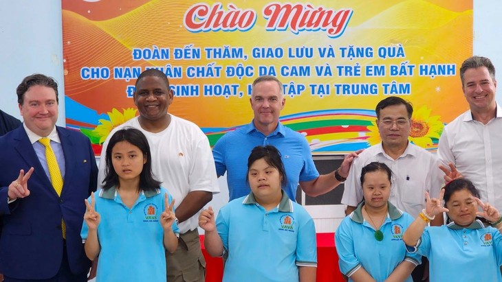 US Ambassador visits, engages in sports activities with AO victims in Da Nang - ảnh 1