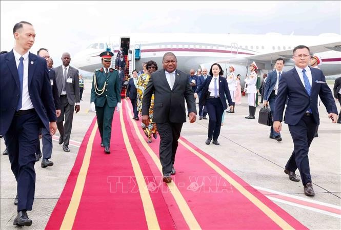 Mozambican President arrives in Hanoi, beginning official visit to Vietnam - ảnh 1