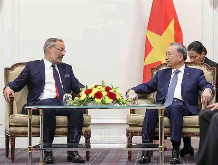 Vietnam pledges best conditions for French firms: Top leader - ảnh 1