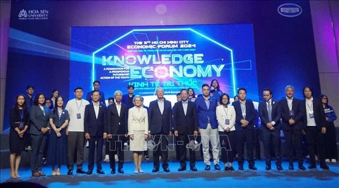 WEF leader holds talkshow with young entrepreneurs, students in HCM City - ảnh 1