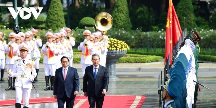 PM hosts official welcome ceremony for Chinese Premier - ảnh 1