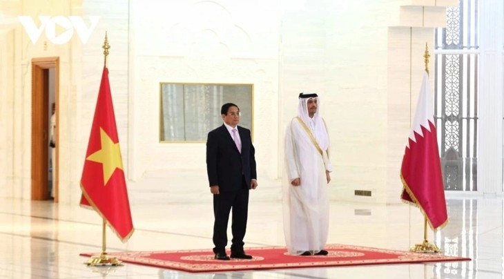 Official welcome ceremony held for Vietnamese PM in Doha - ảnh 1