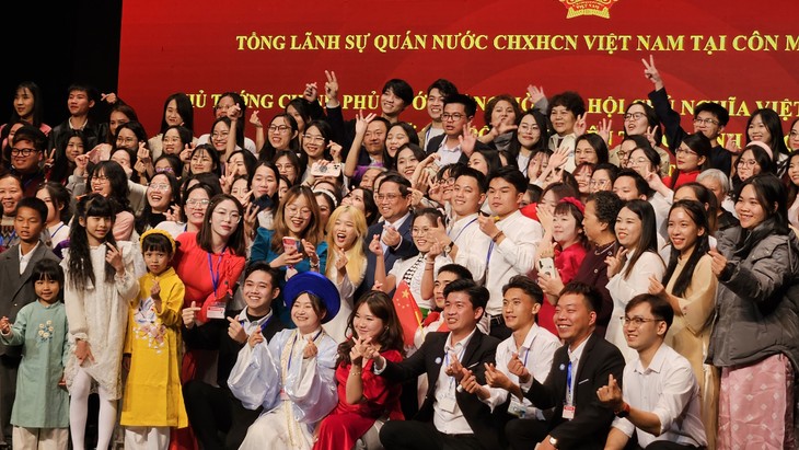 PM meets Vietnamese community, attends Vietnam Culture and Tourism Festival in Yunnan - ảnh 2