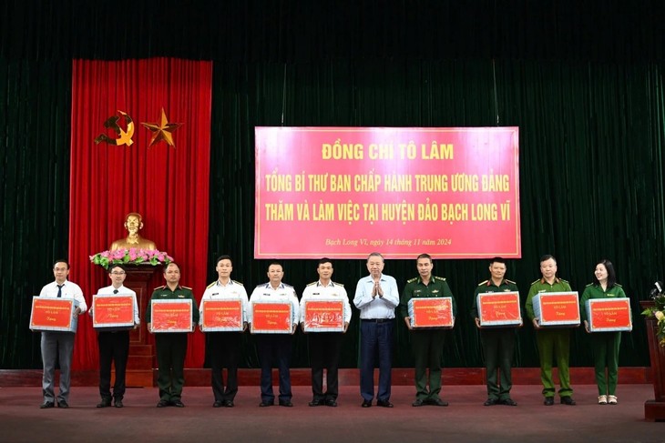 Party chief visits residents, soldiers on Bach Long Vi island - ảnh 2