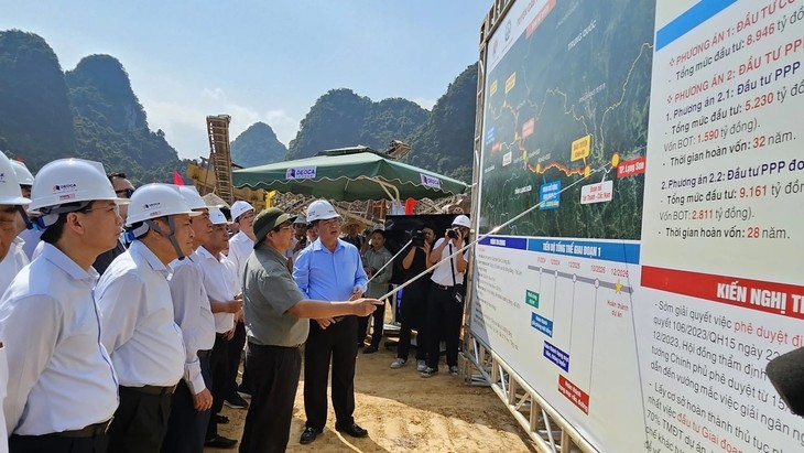 PM Pham Minh Chinh inspects implementation of Dong Dang - Tra Linh expressway project - ảnh 1