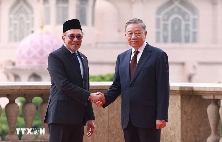 Malaysian PM hosts welcome ceremony for Vietnamese Party chief - ảnh 1