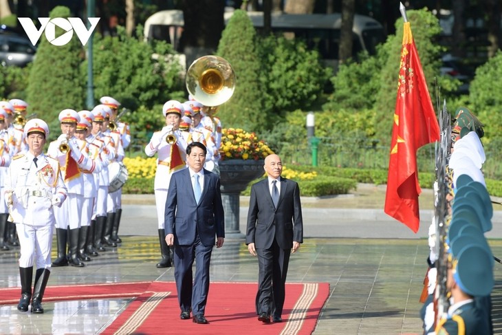 State President hosts welcome ceremony for Cambodian King - ảnh 1