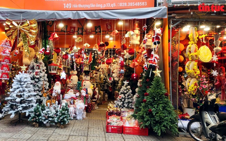 Christmas market getting busy in Ho Chi Minh City - ảnh 1