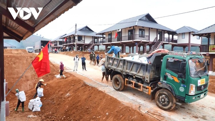 Lang Nu residents move to new resettlement homes - ảnh 1