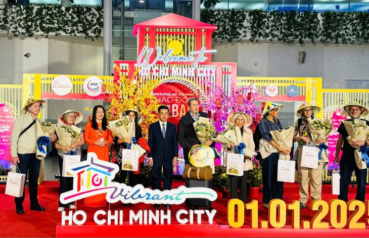 Vietnam welcomes first visitors of 2025 - ảnh 1