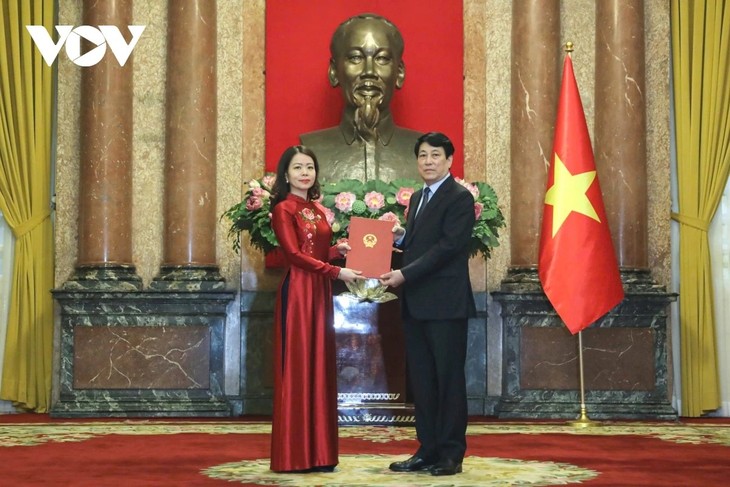 State President bestows title of ambassador upon diplomats - ảnh 1