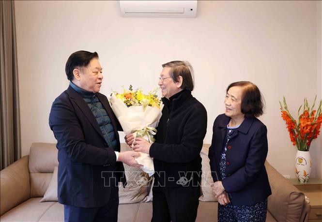 Party official extends New Year greetings to scientists, artists - ảnh 1