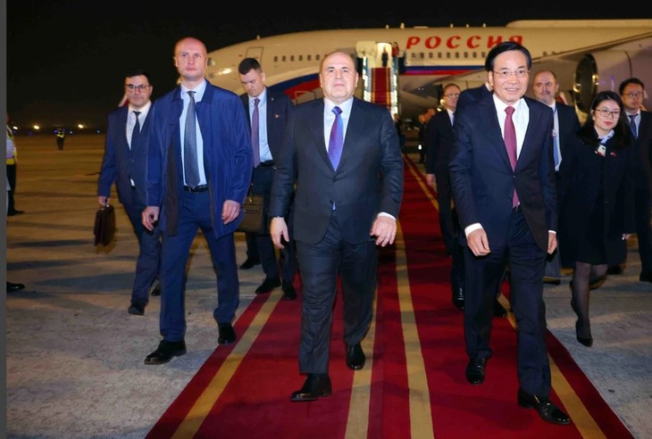 Russian PM arrives in Hanoi, beginning two-day official visit to Vietnam - ảnh 1