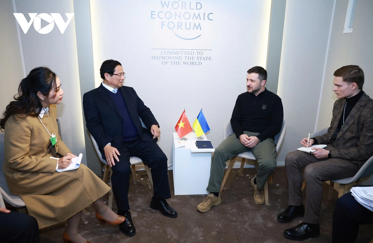 Prime Minister Pham Minh Chinh meets with foreign leaders on the sidelines of WEF - ảnh 2