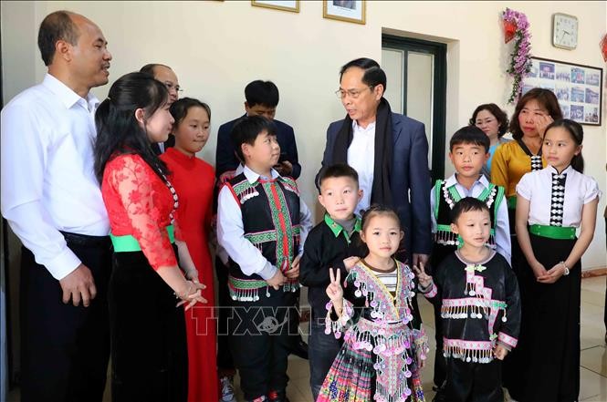 Party, State leaders continue Tet visits to localities, agencies - ảnh 2