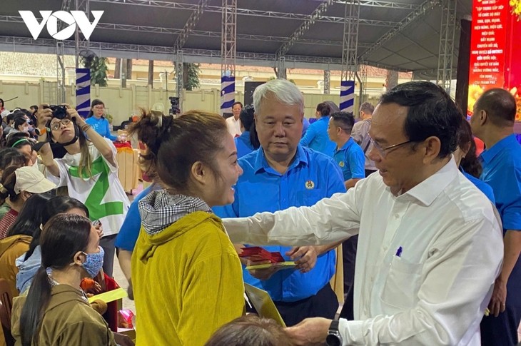 Ho Chi Minh City Party Secretary extends New Year greetings to workers - ảnh 1