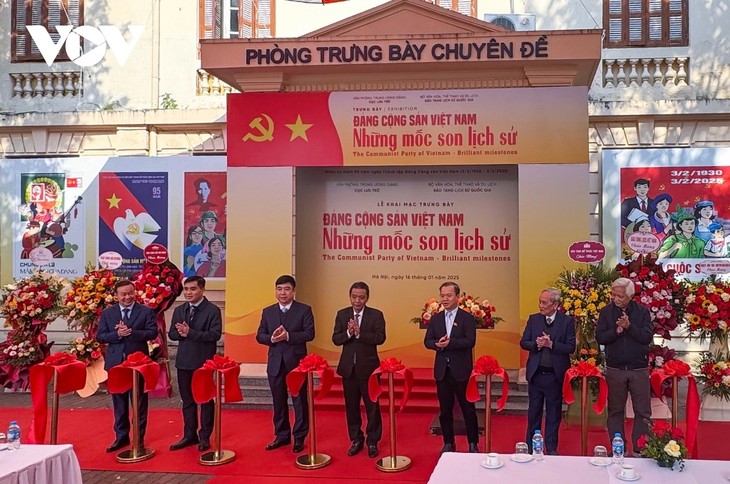 Hanoi exhibition spotlights Party’s historical milestones - ảnh 1