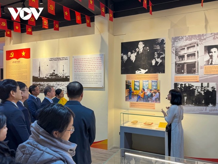 Hanoi exhibition spotlights Party’s historical milestones - ảnh 2