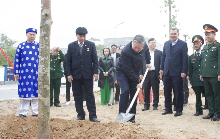 Party chief attends tree planting festival in Hung Yen province - ảnh 1