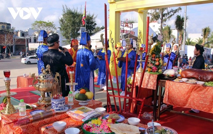 Da Nang hosts whale worshipping festival to launch new sea voyage - ảnh 1