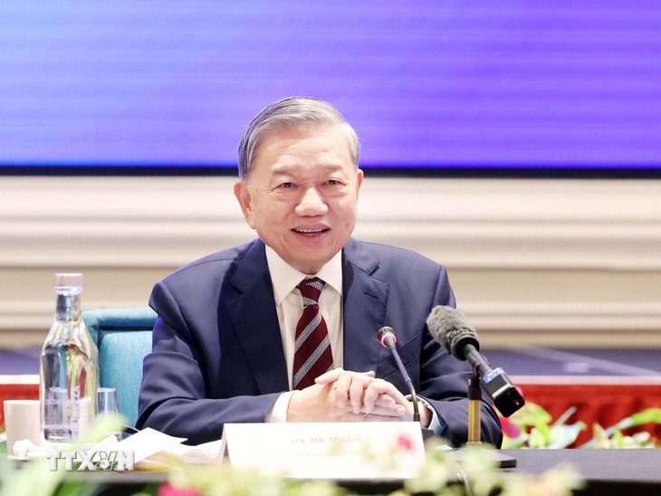 General Secretary To Lam attends Vietnam-Singapore Business Roundtable  - ảnh 1