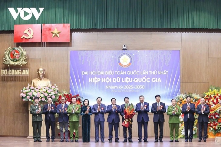 Vietnam aims to become a digital nation driven by data, says Party chief - ảnh 2