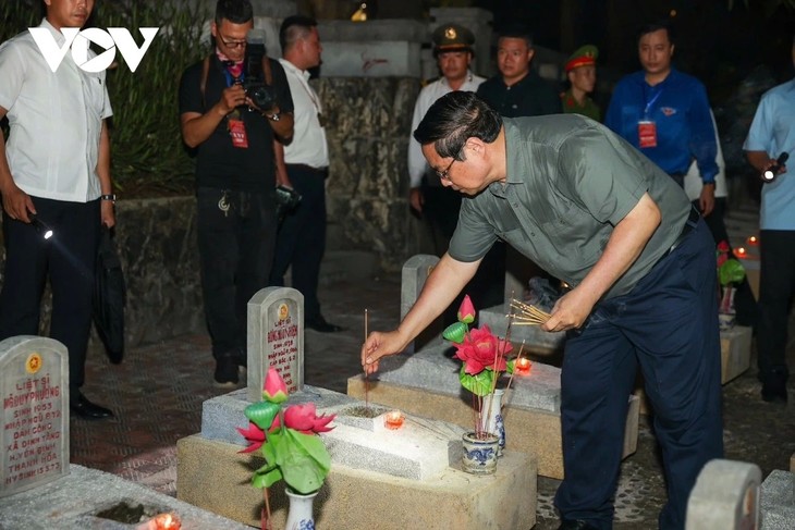 PM joins national candle-lighting ceremony to commemorate martyrs - ảnh 1