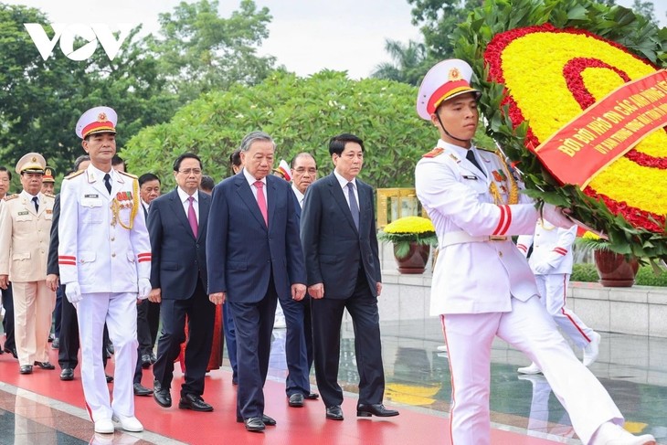 Party, State leaders pay tribute to President Ho Chi Minh - ảnh 2