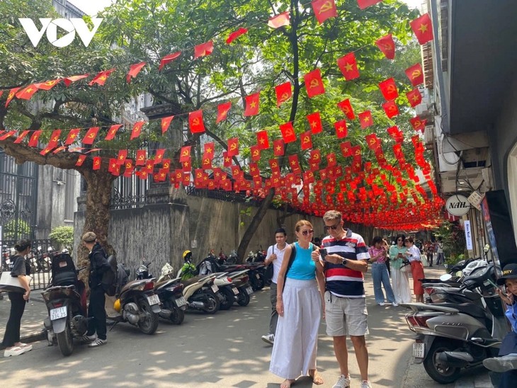Hanoi turns colorful for National Day celebration - ảnh 2