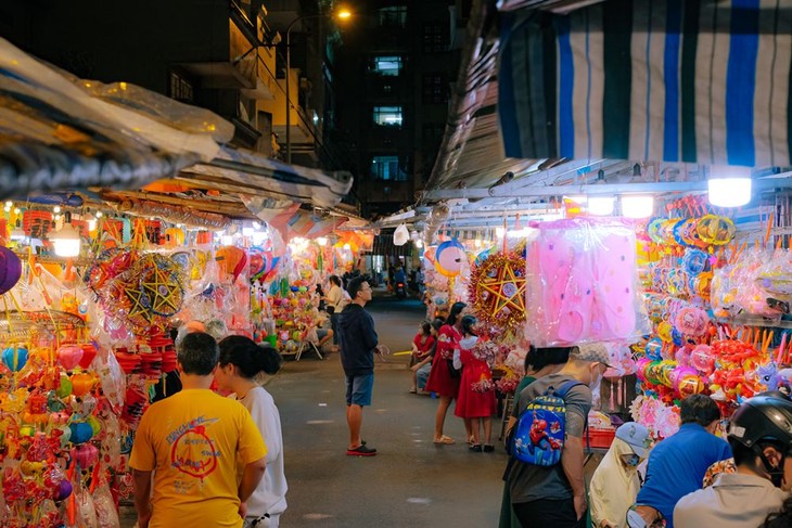 Mid-Autumn festival market caters to diverse needs - ảnh 2