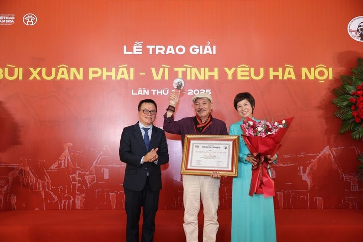 Musician Tran Tien honored with 2025 Bui Xuan Phai Award - ảnh 1