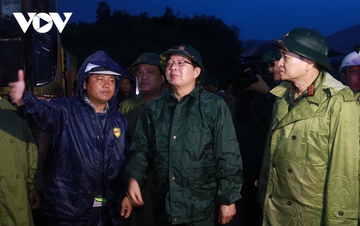 Deputy Prime Minister inspects flood response in Khanh Hoa - ảnh 1