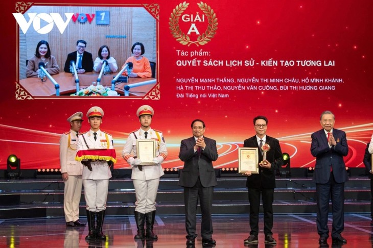96 outstanding Party cell Secretaries honored, 2025 Golden Hammer and Sickle Awards presented - ảnh 3
