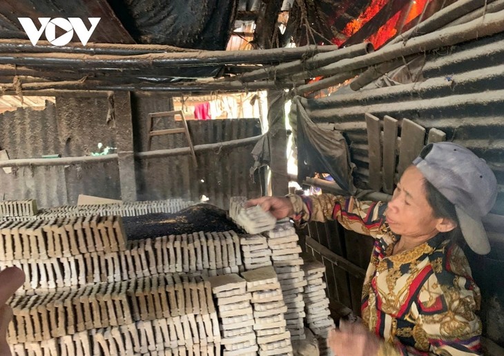 Craft village making Kitchen Gods figurines bustles ahead of Tet - ảnh 1