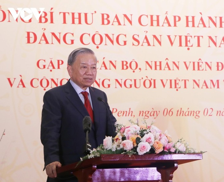 Party Chief meets Vietnamese community in Cambodia - ảnh 2