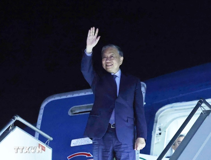 Party Chief meets Vietnamese community in Cambodia - ảnh 6