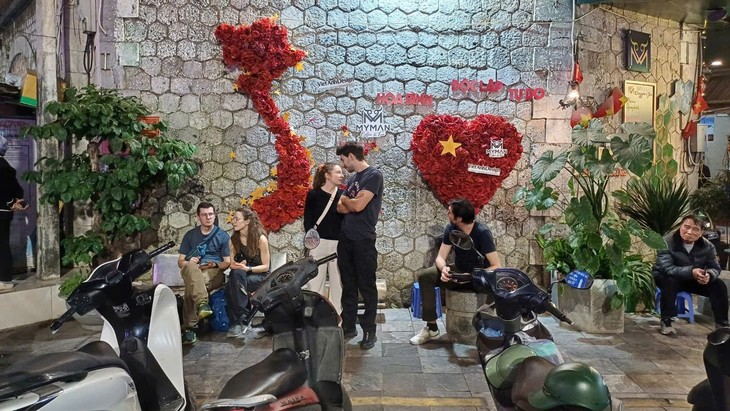 Traditional Spring Flower Market returns to Hanoi’s Old Quarter - ảnh 2