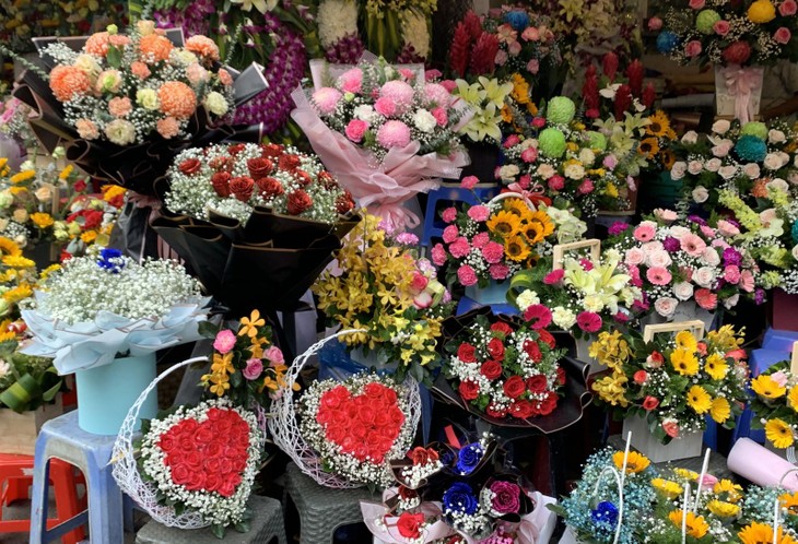 Hanoi’s Valentine’s Day gift market offers diverse choices - ảnh 1