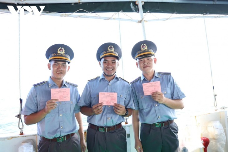 Ballots across the waves: Election Day on Vietnam’s maritime frontier - ảnh 3