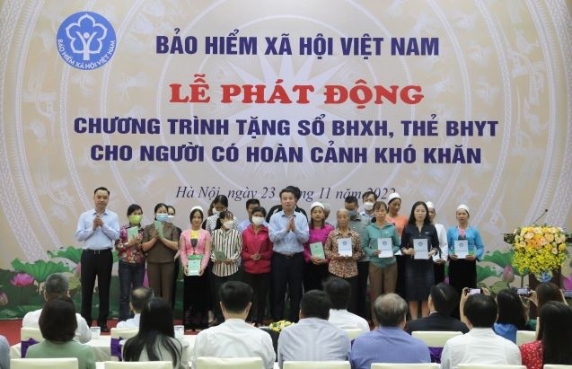 Phát động Chương trình tặng sổ bảo hiểm xã hội, thẻ bảo hiểm y tế cho người có hoàn cảnh khó khăn  - ảnh 2