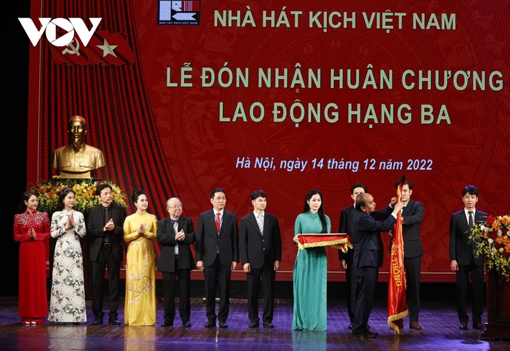 Chủ tịch nước Nguyễn Xuân Phúc dự lễ kỷ niệm 70 năm thành lập Nhà hát kịch Việt Nam - ảnh 1