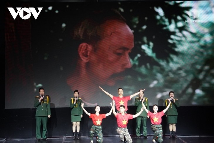 为旅俄越南人举行“祖国的旋律”艺术表演活动   庆祝越南国庆77周年 - ảnh 1