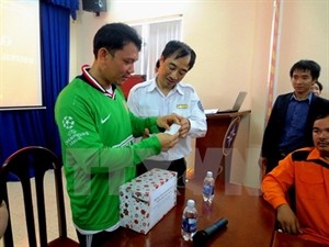 Sunken ship survivor handed over to Philippine Embassy in Vietnam - ảnh 1